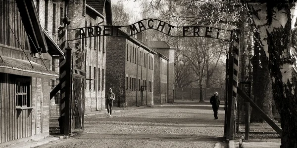 Turistă olandeză arestată după ce a făcut un salut nazist la poarta fostului lagăr de la Auschwitz jpeg