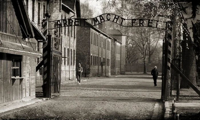 Turistă olandeză arestată după ce a făcut un salut nazist la poarta fostului lagăr de la Auschwitz jpeg