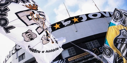 Pele adus pe stadionul Vila Belmiro flori fani FOTO Profimedia (4) jpg