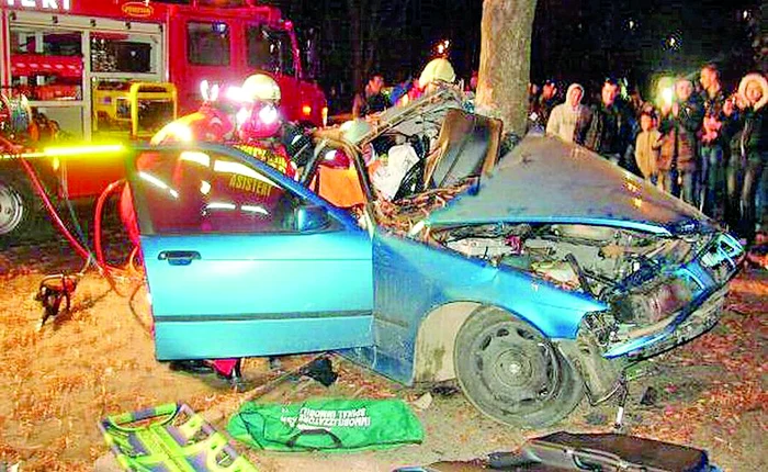 
    Maşina s-a încolăcit în jurul copacului, iar şoferul a suferit răni grave la picioare  