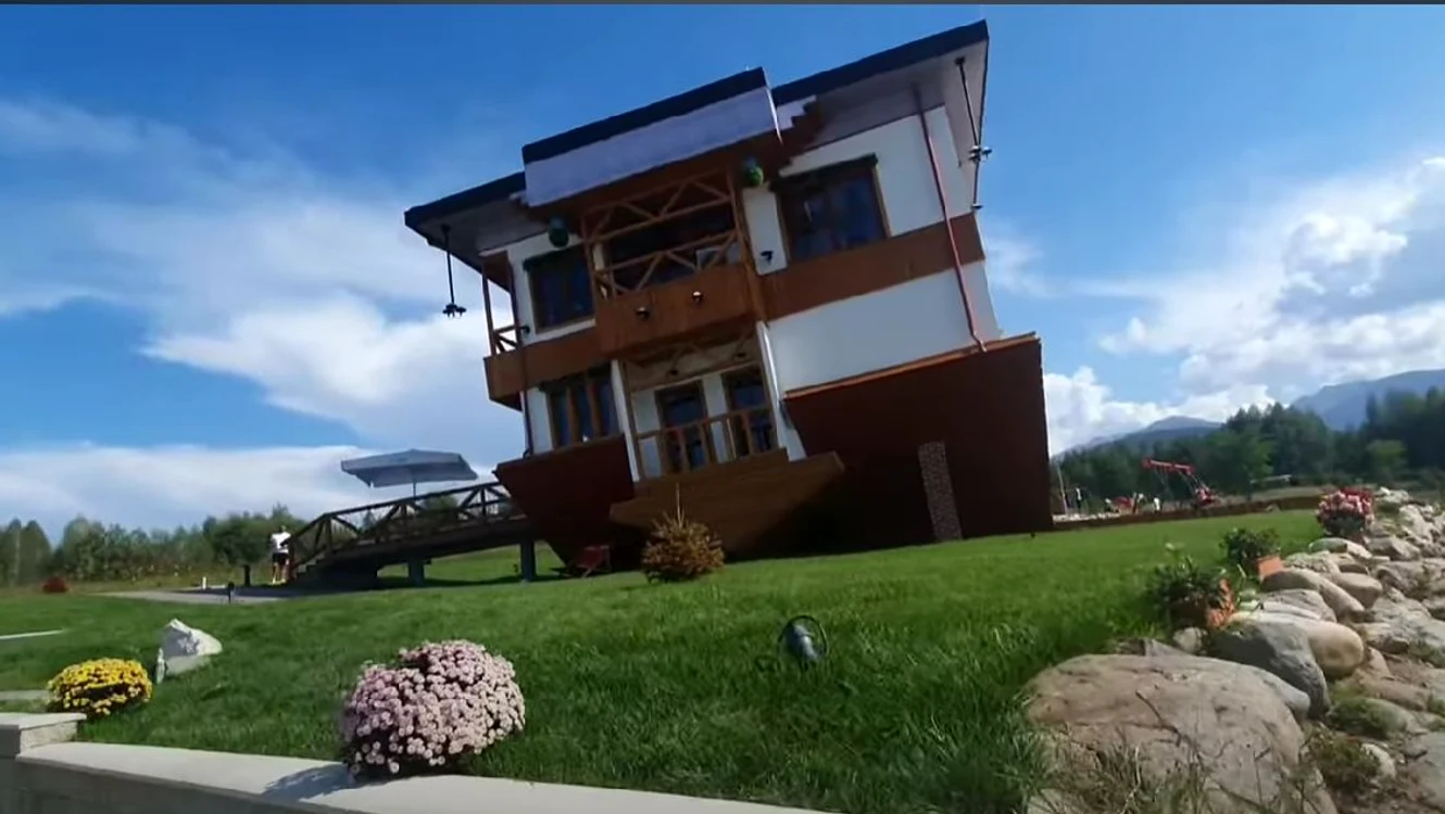 Casa Intoarsă din județul Sibiu. FOTO captură video YouTube Lucia Matincu
