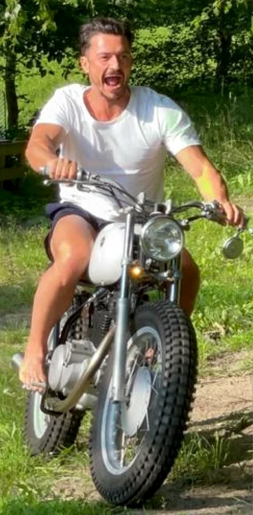 Așa a învățat să meargă pe bicicletă unul dintre cei mai sexy actori din lumefoto: Instagram