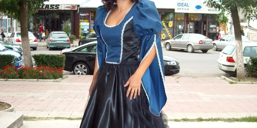 Târgovişte: Cristina Necşoiu,  croieşte haine pentru personaje de basm