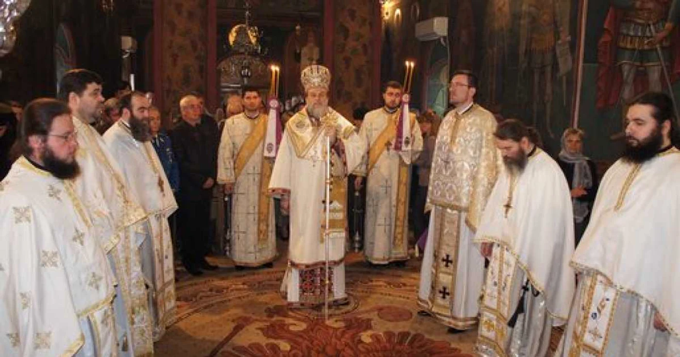 Preasfinţitul Vincenţiu(în mijloc), episcopul Sloboziei şi Călăraşilor