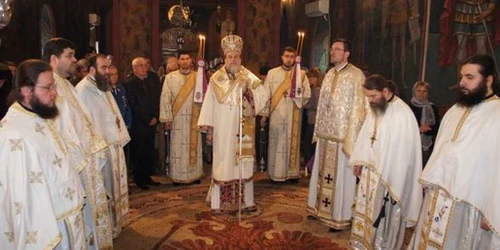 Preasfinţitul Vincenţiu(în mijloc), episcopul Sloboziei şi Călăraşilor