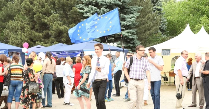 Mai multor vizitatori, Scuarul Teatrului de Operă şi Balet le-a părut nepotrivit pentru sărbătoare FOTO: Dumitru Goncear