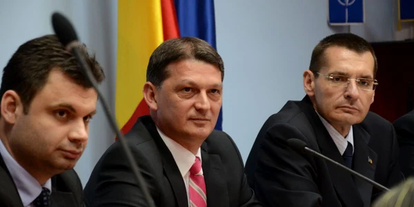 Gabrilel Berca (în centru), alături de prefectul de Prahova şi secretarul de stat Petre Tobă (foto Alex Policală)