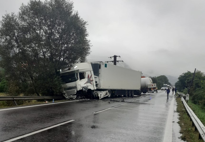 Trafic blocat pe DN7: o cisternă încărcată cu GPL s-a ciocnit cu un camion. Zona a fost evacuată