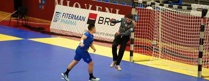 Fază din meci cu un gol tricolor  FOTO Facebook FR Handbal