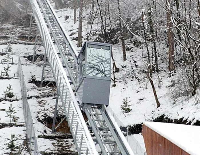 Pe fiecare metru de nisip sunt aruncate peste şase kilograme de gunoaie