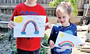 Alexandru şi Sabina  visează la momentul  când mama se va  întoarce la ei   jpeg