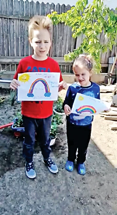 Alexandru şi Sabina visează la momentul când mama se va întoarce la ei