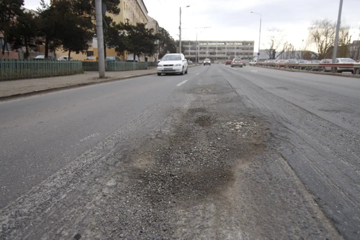 Una dintre gropile de pe strada Râului din Sibiu are o lungime de peste 1m (foto: A. Poenariu)