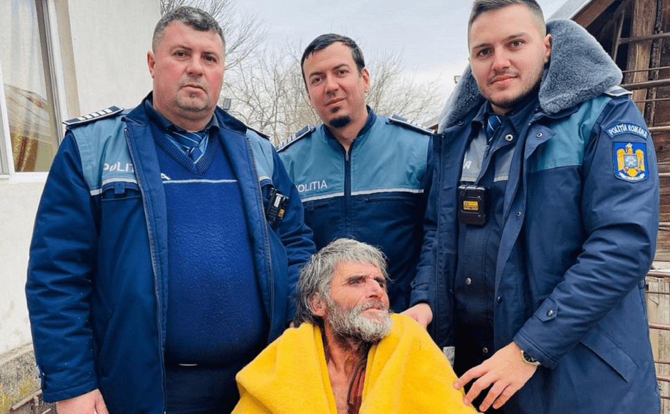 Bătrân salvat de la moarte de trei polițiști. Omul a fost găsit inconștient și aproape dezbrăcat