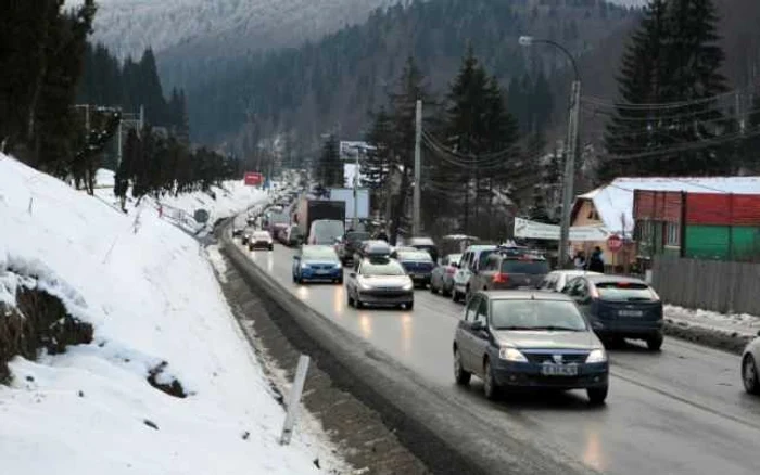 Circulaţia pe Drumul Naţional 1 este un calvar în fiecare weekend. FOTOAdevărul