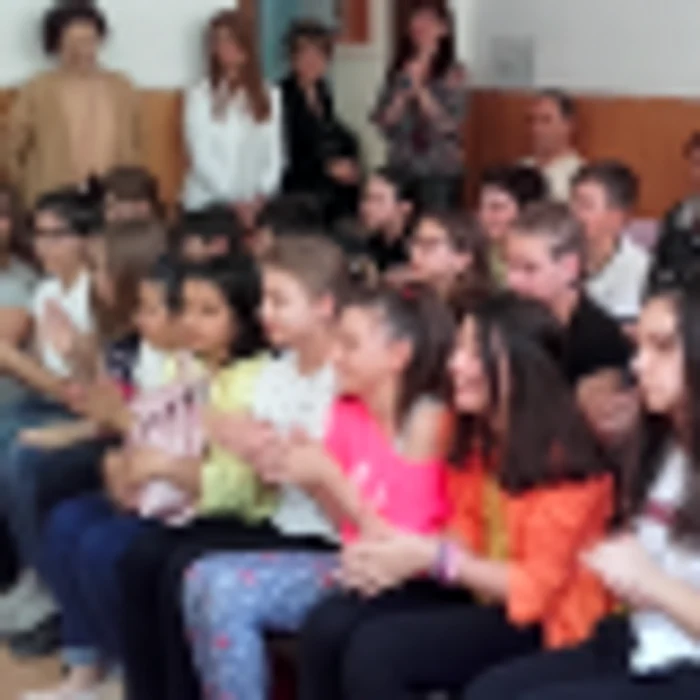 Elevi Şcoala nr. 30 Constanţa la ora de suflat Săptămana Altfel Sursa Marinica Târziu