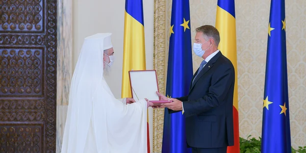 Klaus Iohannis il decoreaza pe Patriarhul Daniel FOTO Presidency.ro