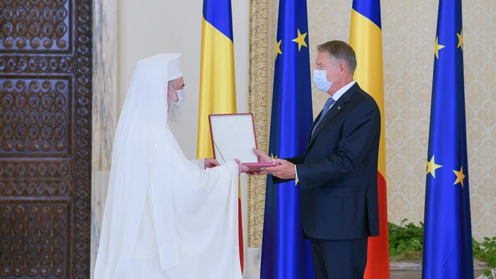 Preşedintele Klaus Iohannis l-a decorat pe Patriarhul Daniel. FOTO: Presidency.ro