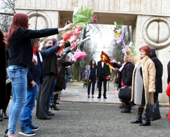 Zece cupluri își vor uni destinele în noaptea de Revelion la Poarta Sărutului Foto: Arhivă Adevărul