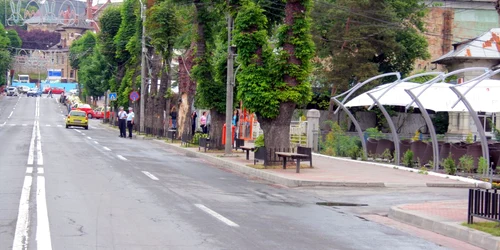 Banda pe care stăteau parcă la expoziţie maşinile scumpe este acum liberă