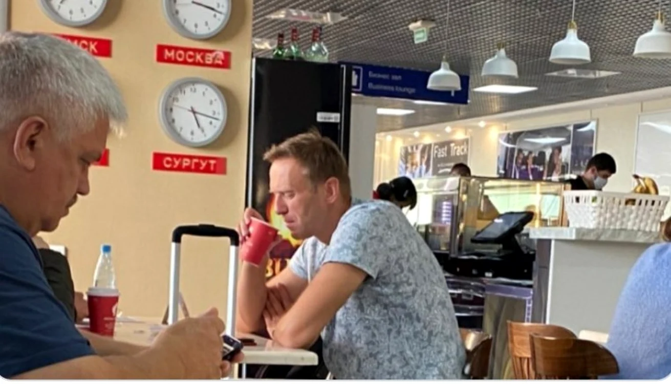 Navalnii in aeroportul din Tomsk inainte de a fi internat cu simptome de otravire FOTO Twitter