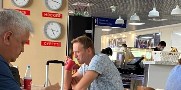 Navalnii in aeroportul din Tomsk inainte de a fi internat cu simptome de otravire FOTO Twitter