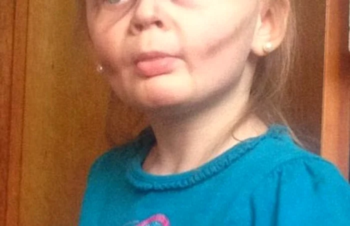 
    Roey (3 ani) arată complet diferit fără machiajul realizat de mătușa eifoto: Twitter  