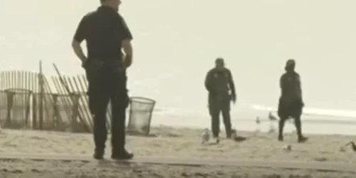 Trei minori au fost găsiți morți pe o plajă din New York. Foto: Captură video Youtube