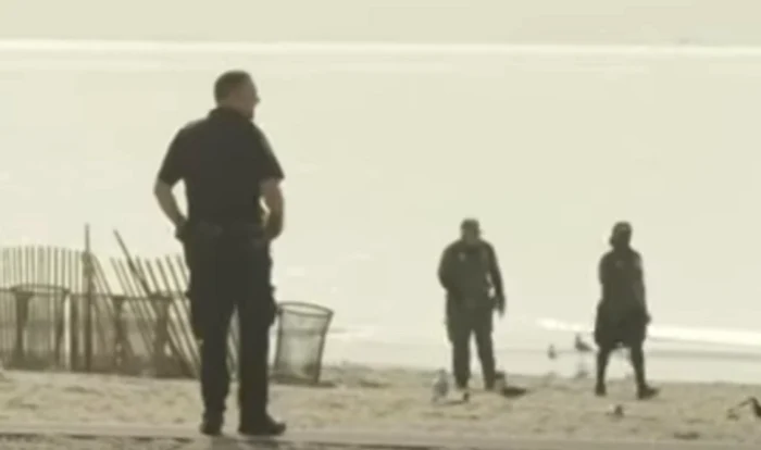 Cei trei copii au fost găsiți pe o plajă retrasă. Foto: Captură video YouTube