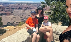 Frumoasa româncă Iasmina Hill, femeie de afaceri, influencer și soția milionarului american Bradford Hill, care este administratorul Statuii Libertății de la New York, a ajuns în țară