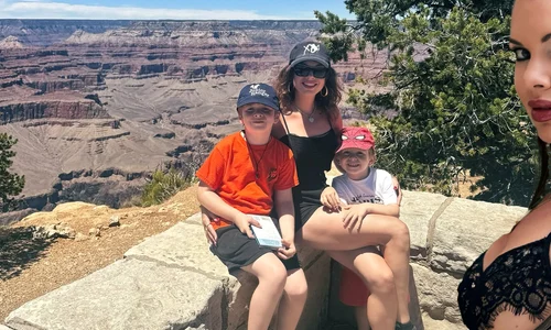  Frumoasa româncă Iasmina Hill, femeie de afaceri, influencer și soția milionarului american Bradford Hill, care este administratorul Statuii Libertății de la New York, a ajuns în țară