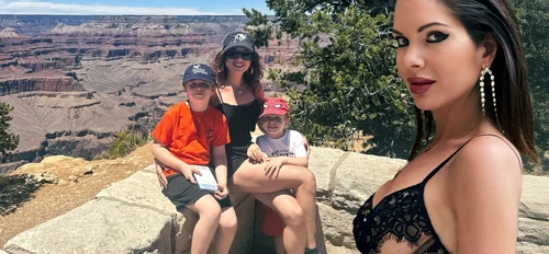  Frumoasa româncă Iasmina Hill, femeie de afaceri, influencer și soția milionarului american Bradford Hill, care este administratorul Statuii Libertății de la New York, a ajuns în țară