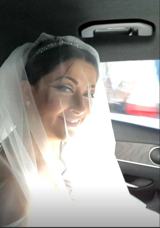 Gabriela Cristea, îndreptându-se spre biserică