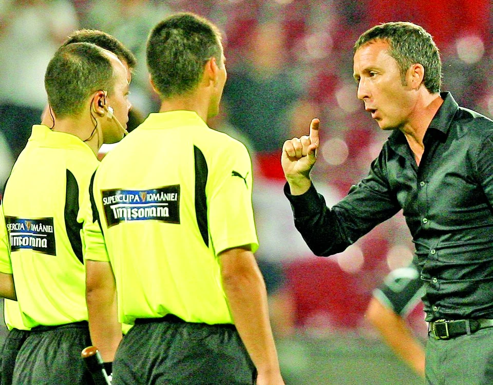 
    Mihai Stoica le-a  reproşat arbitrilor  că a tolerat jocul  dur al campionilor  