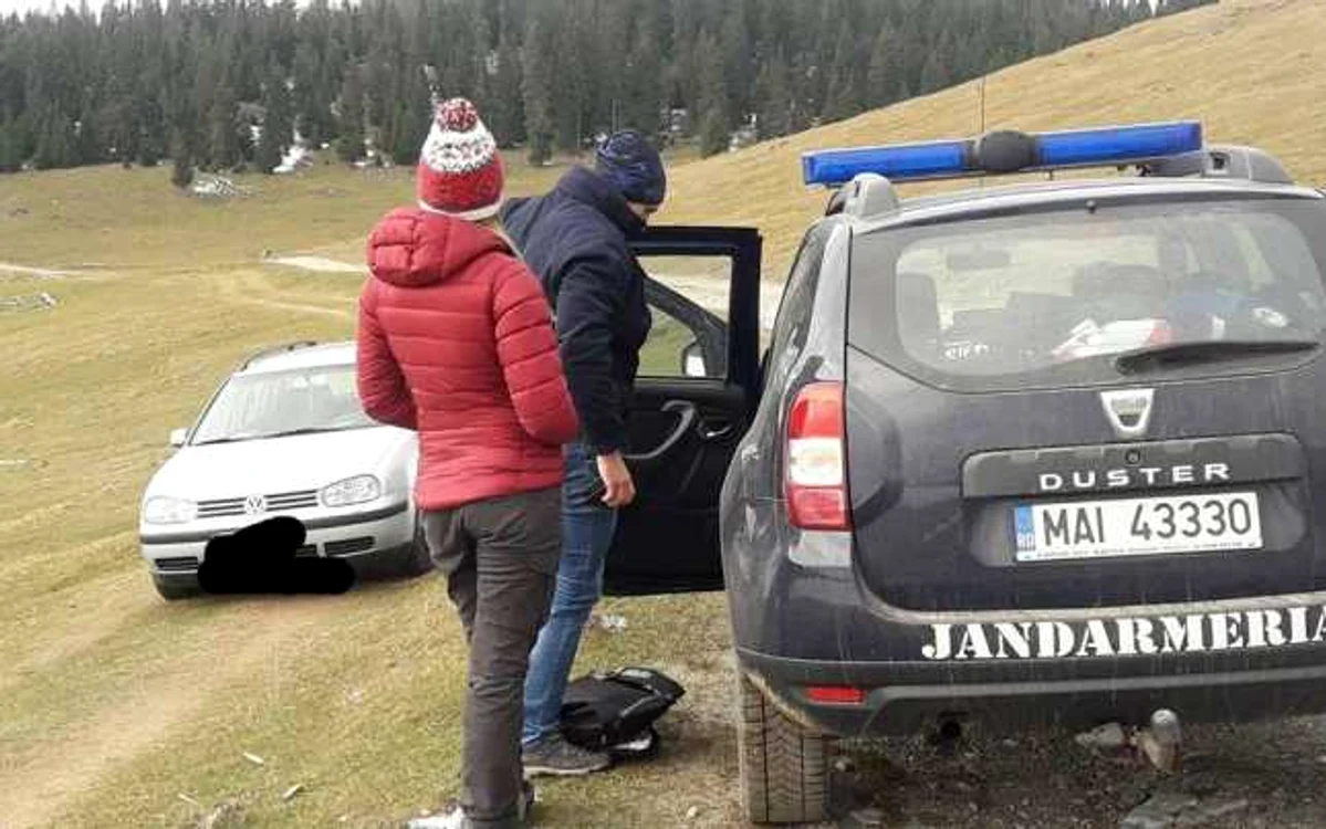 Cei doi tineri au fost coborâţi d epe munte de un echipaj al Jandarmeriei