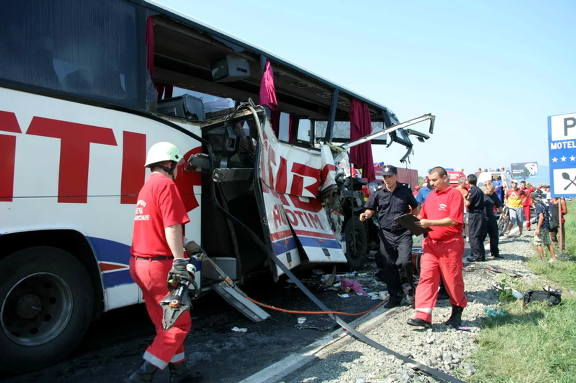 
    Poliţiştii spun că vinovat de moartea pasagerilor este şoferul autoturismului Dacia în care aceştia se aflau  
