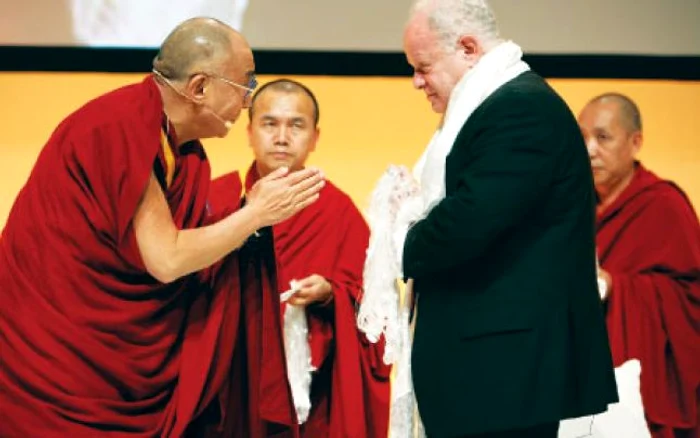 Martin Seligman (dreapta) şi Dalai Lama, la o conferinţă despre potenţialul minţii umane, în 2003