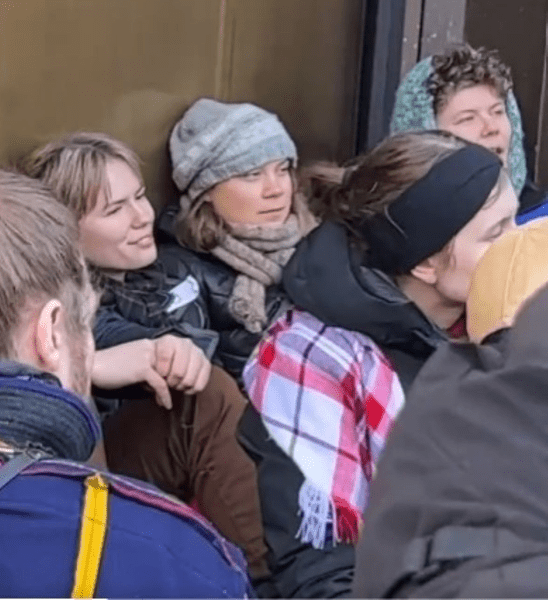 Greta Thunberg și protestatari indigeni blochează intrarea în Ministerul norvegian al Energiei din cauza parcurilor eoliene VIDEO