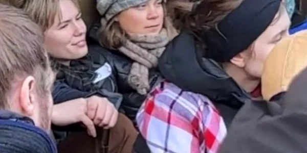Greta Thunberg și protestatarii indigeni blochează ministerul norvegian al Energiei din cauza parcurilor eoliene  Foto Captură video Twitter jpg