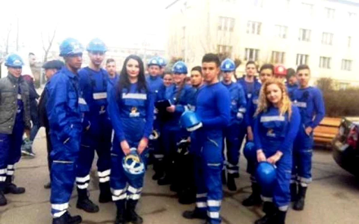 FOTO: Elevii din clasa de învăţământ profesional din cadrul Liceului ”Voievodul Mircea” Târgovişte, în practică la OMV