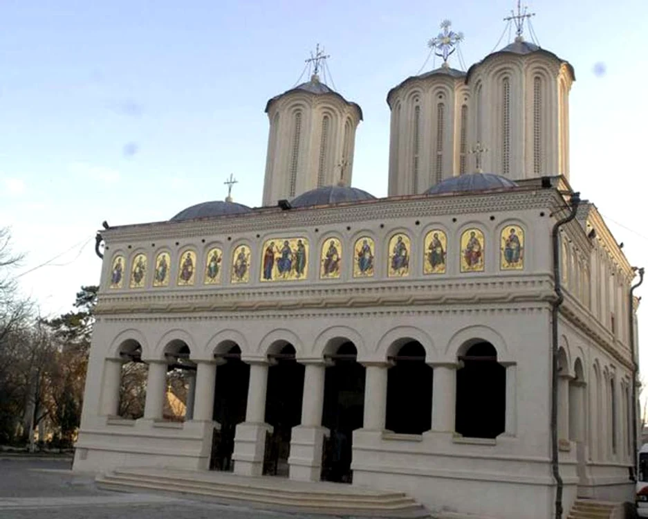 
    Clopotele Patriarhiei şi ale bisericilor din Capitală bat la ora 22.30 pentru victimeFOTO: Mediafax  