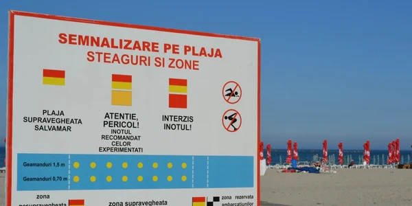 Steag rosu pe plaja