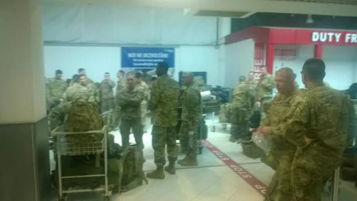 Militari americani în incinta aeroportului internaţional din Chişinău, pe 30 aprilie. FOTO: deschide.md.