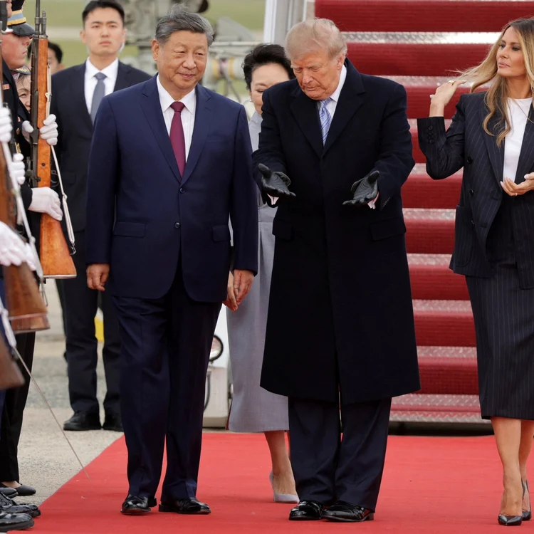 Xi Jinping, întâmpinat pe aeroport de Donald Trump
