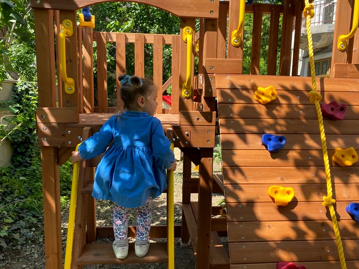 Tobogan, leagăne și perete de cățărat. Ce și-ar putea dori mai mult un copil?!