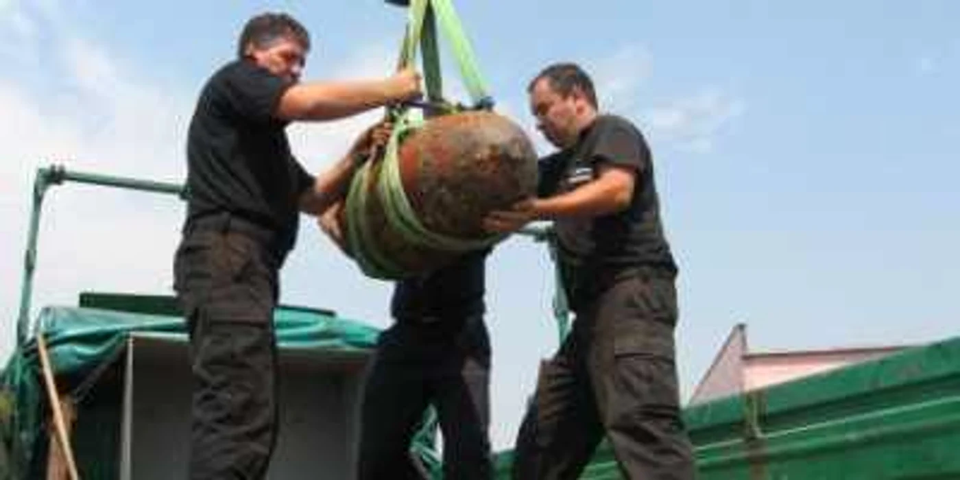Pirotehniştii intervin şi pentru asanarea muniţiei. Foto: ISU “Drobeta”   