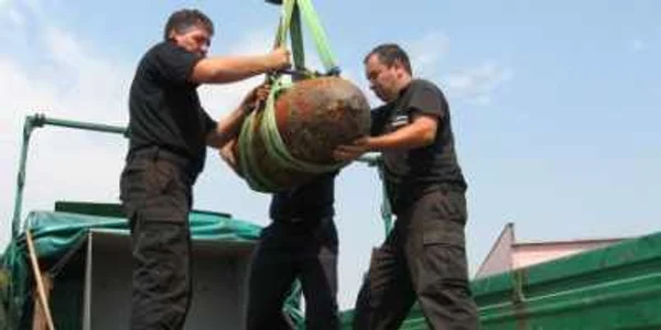 Pirotehniştii intervin şi pentru asanarea muniţiei. Foto: ISU “Drobeta”   