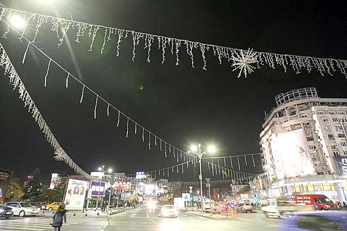 La Piaţa Unirii n-au prea avut imaginaţie: instalaţii „plângătoare” şi fulgi de nea imenşi