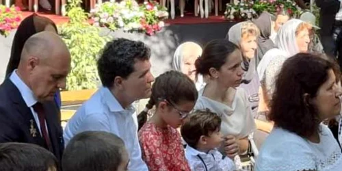nicusor dan, impreuna cu familia, la manastire de sf maria foto antena 3 cnn png