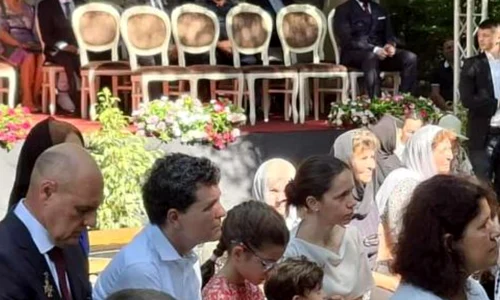 nicusor dan, impreuna cu familia, la manastire de sf maria foto antena 3 cnn png
